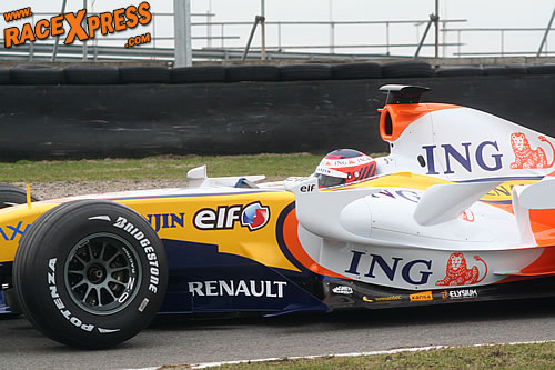 Het ING Renault F1 Team huurde twee dagen Circuit Park Zandvoort af voor fotosessies. Foto's door Emil Bilars, orangehat.nl