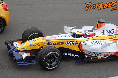 Het ING Renault F1 Team huurde twee dagen Circuit Park Zandvoort af voor fotosessies. Foto's door Emil Bilars, orangehat.nl