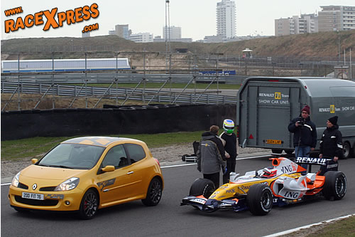 Het ING Renault F1 Team huurde twee dagen Circuit Park Zandvoort af voor fotosessies. Foto's door Emil Bilars, orangehat.nl