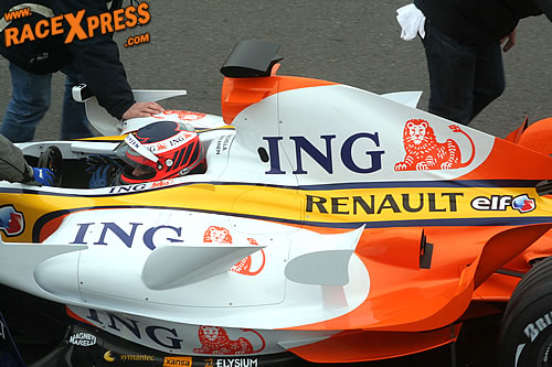 Het ING Renault F1 Team huurde twee dagen Circuit Park Zandvoort af voor fotosessies. Foto's door Emil Bilars, orangehat.nl