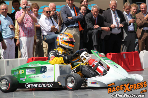 Ho-Pin Tung in actie met de waterstofkart van de TU Delft