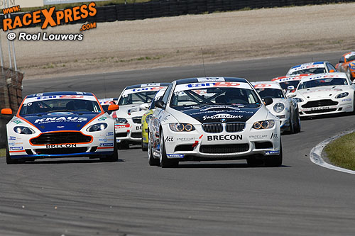 De start van de eerste Dutch GT4 race van het Pinksterweekend
