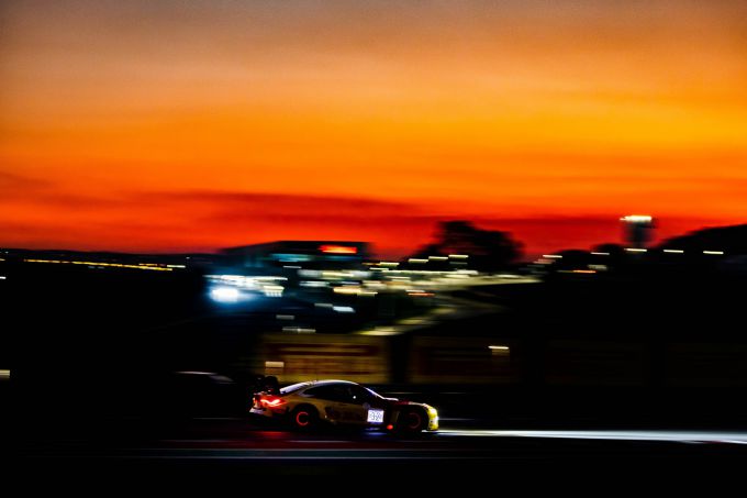 Intercontinental GT Challenge Kyalami 9 Hour 2023 BMW Nr32 racewinnaar sunset