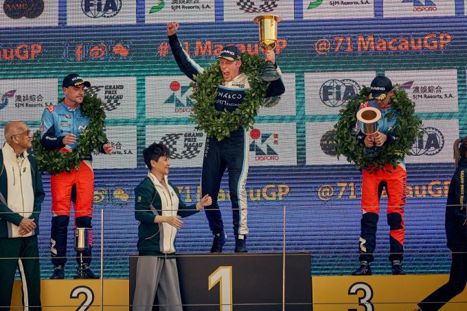 Thed Björk FIA TCR World Tour Macau Team World Title 2024 100e podium Lynk & Co Cyan Racing Foto 2