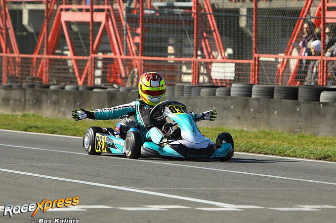 Belgisch karttalent Lewis Boodts Nederlands kampioen juichend over de finish