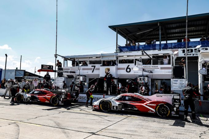 IMSA WeatherTech SportsCar Championship Motul SportsCar Grand Prix op Road America Foto 2 Porsche Nr6 en Nr7 in de pits Foto IMSA