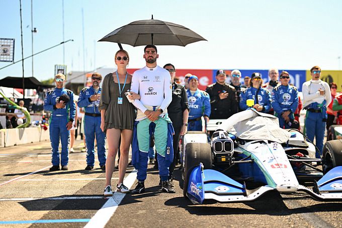 Rinus ‘VeeKay’ van Kalmthout met zijn vrouw Carmen van Kalmthout op de grid #IndyCar