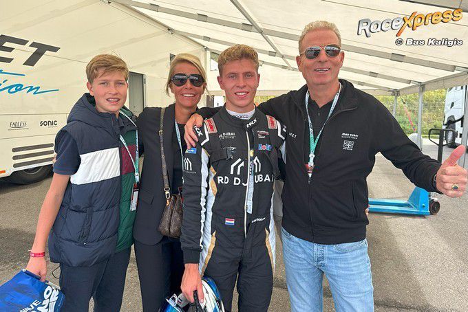 Senna van Soelen met familie