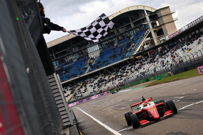 Freddie Slater wint Race 1 op Hockenheim