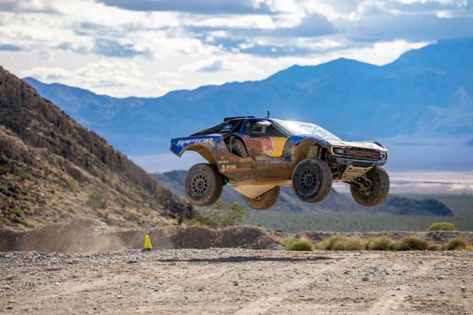Isack Hadjar Red Bull F1 debuut en de Dakar Ford Raptor T1+ Foto 4