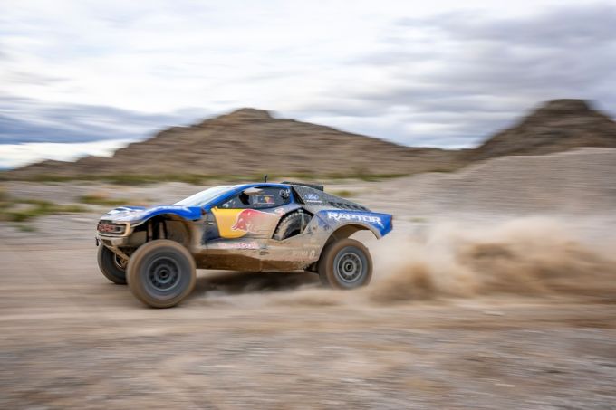 Isack Hadjar Red Bull F1 debuut en de Dakar Ford Raptor T1+ Foto 6