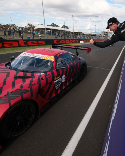 Bathurst 12 Hour 2026 Van laatste naar legende, Mercedes-AMG schrijft geschiedenis met megastunt