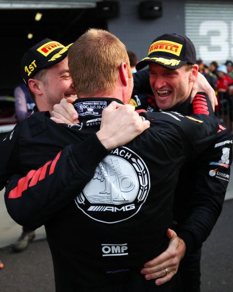 Bathurst 12 Hour 2026 Van laatste naar legende, Mercedes-AMG schrijft geschiedenis met megastunt