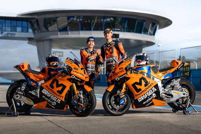 Het Momoven Idrofoglia RW Racing Team is klaar voor de start van het nieuwe Grand Prix seizoen. Gehuld in een nieuwe kleurstelling zal het Nederlandse team op het Chang International Circuit in Thailand wederom met Ayumu Sasaki en Zonta van den Goorbergh aan de start staan in de Moto2 klasse van het MotoGP wereldkampioenschap.<br />
<br />
Na een winter waarin er veel wijzigingen werden doorgebracht staat het Momoven Idrofoglia RW Racing Team met trots klaar voor het nieuwe Moto2 seizoen. Nadat de testdagen op het Autódromo Internacional do Algarve in het water vielen konden er op het Circuito de Jerez – Ángel Nieto wel bruikbare testkilometers afgewerkt worden, waardoor Ayumu Sasaki en Zonta van den Goorbergh goed zijn voorbereid op het nieuwe maar liefst 22 Grands Prix tellende seizoen.<br />
<br />
Net als vorig jaar begint het Grand Prix seizoen op het Chang International Circuit in Thailand, een modern circuit waarbij met name de zeer warme omstandigheden een grote rol van betekenis gaan spelen. Felle zonneschijn en temperaturen van meer dan 35°C zullen veel eisen van het materiaal maar vooral de rijder.<br />
<br />
Met een groot aantal nieuwe partners aan boord en een nieuwe vormgeving is het Momoven Idrofoglia RW Racing Team zeer gemotiveerd om dit seizoen maximaal te presteren in het FIM Moto2 World Championship.<br />
<br />
<br />
Ayumu Sasaki: “Ik kijk er echt naar uit om het seizoen 2026 te beginnen. Ik rijd graag op het Chang International Circuit leuk en ik heb er goede herinneringen aan. Ik hoop dat we ons seizoen op een goede manier kunnen beginnen. We bouwen ons weekend dag na dag op en we weten wat we willen bereiken, dus laten we gefocust blijven en ons best doen.