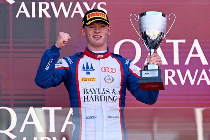 AUDI Revolt F1 Freddie Slater><br />
<br />
Slater begon zijn debuutweekend in de Formule 3 in Melbourne sterk door de derde tijd te rijden in de kwalificatie, op slechts 0,082 seconde van poleposition. Omdat de top twaalf werd omgedraaid voor de sprintrace, startte de 17-jarige vanaf de tiende plaats. Na een terugval bij de start wist hij zich door het verkeer terug te knokken naar zijn oorspronkelijke positie, voordat een rode vlag de race voortijdig beëindigde. In de hoofdrace startte Slater vanaf de derde plaats en schoof direct op naar de tweede positie bij de start. Hoewel hij deze plek kort verloor in een vroeg gevecht, bleef hij vooraan meestrijden. Een safetycar halverwege de race verstoorde zijn ritme, maar na de herstart pakte hij met een beslissende actie opnieuw de tweede plaats. Een tweede safetycar onderbrak later opnieuw zijn opmars, waardoor de jonge Brit genoegen moest nemen met een verdiende podiumplaats.<br />
<br />
<img src=