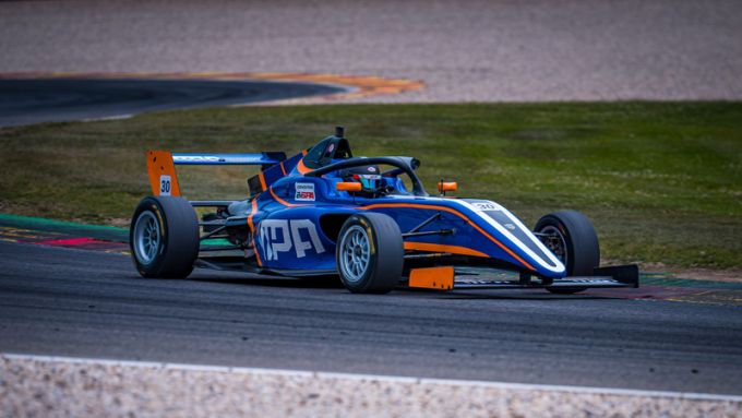 Ronde 1 van de eerste editie van de Champions of the Future Racing Academy ten einde