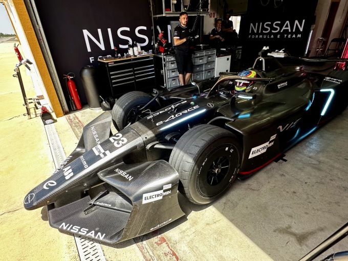 Oliver Rowland over de Nissan: 