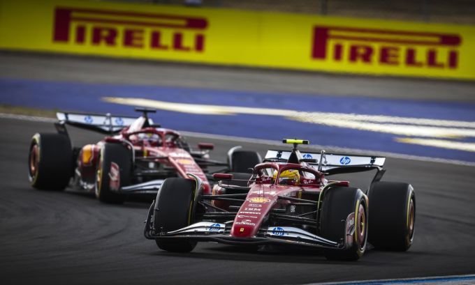 Lewis Hamilton en Charles Leclerc Ferrari F1